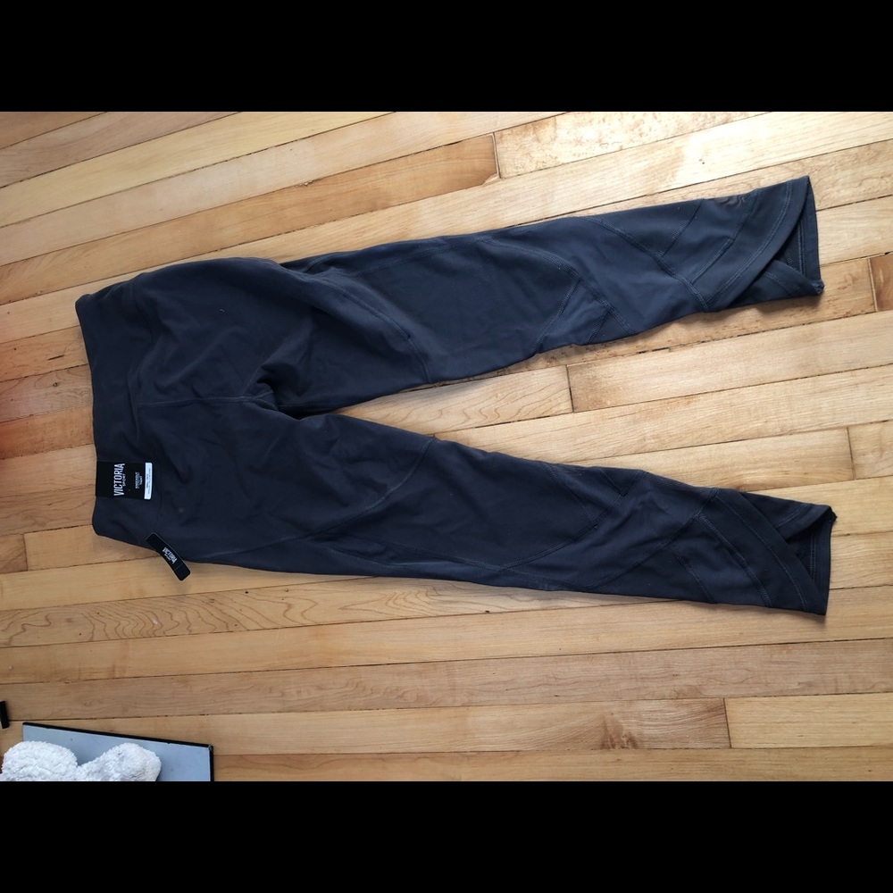 ⭐️New Victoria’s Sport leggings⭐️